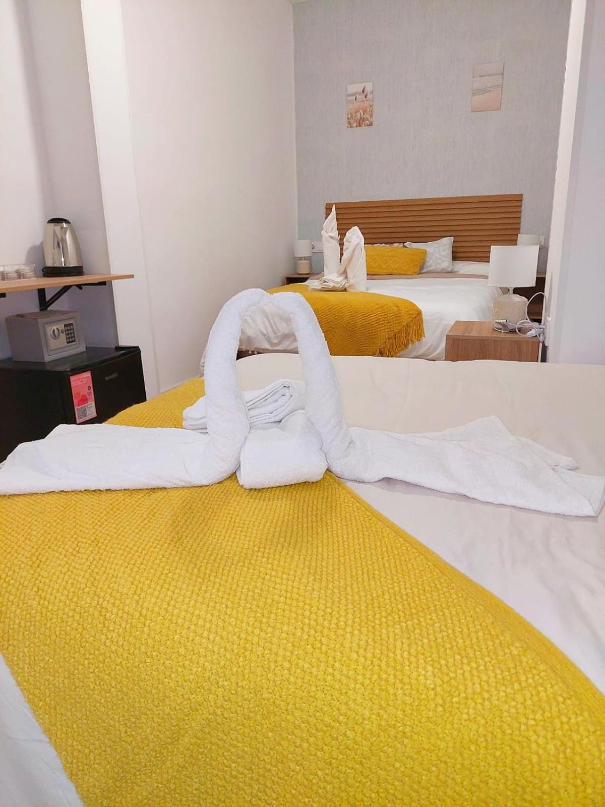 Habitaciones Universal Madrid Extérieur photo